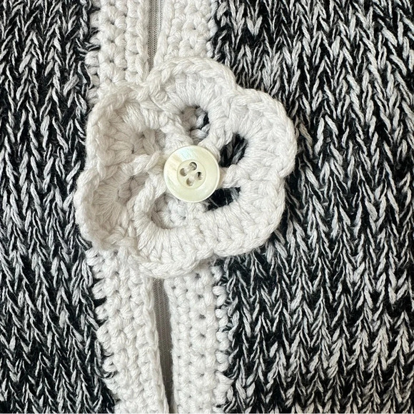 Art to Wear Sleeveless White Black Crochet Sweater Vest Woman Korean Vibes - Picture 4 of 8